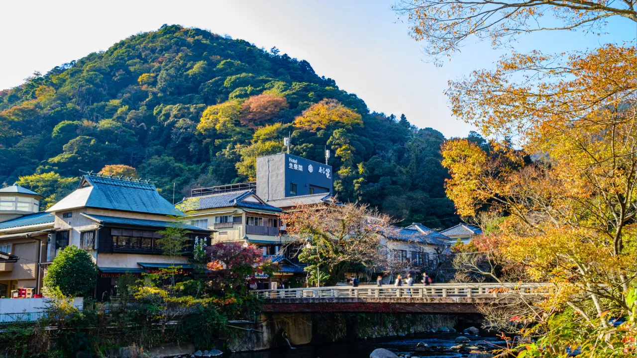 どこを切り取っても絵になる。風情あふれる温泉街へ