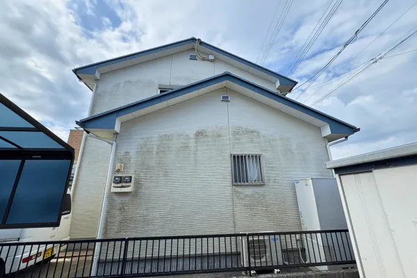 外壁の黒ずみは洗浄で落ちる？費用・時間・依頼前に知っておきたいこと