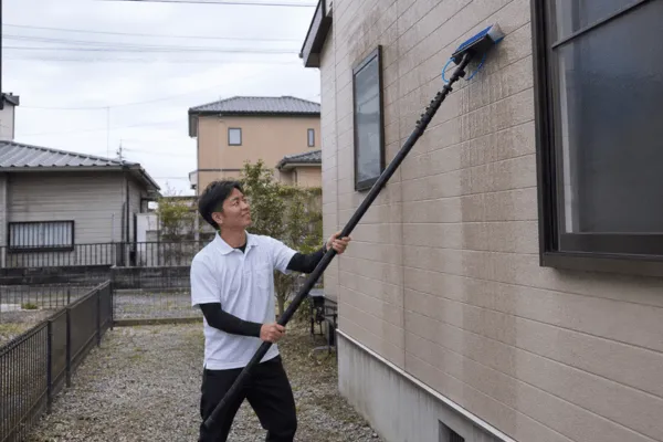 外壁の黒ずみは洗浄で落ちる？費用・時間・依頼前に知っておきたいこと